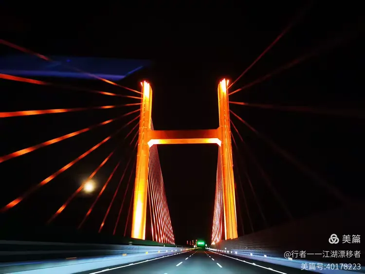 平潭跨海大桥的夜景明月相伴一路明月相伴!路上鲜有车辆